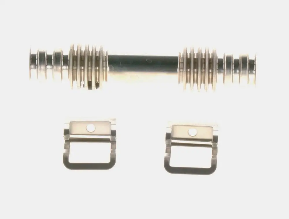 Verbinder-Set von Bosch, bestehend aus einem metallischen Zylinder mit Gewinden und zwei metallischen Halterungen, geeignet für Verbindungen in technischen Anwendungen.